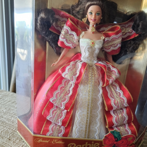 BARBIEVint.rare find 1997 Holiday Barbie- Green Eyes w/ misprint box 1997 Mattel - Picture 2 of 6